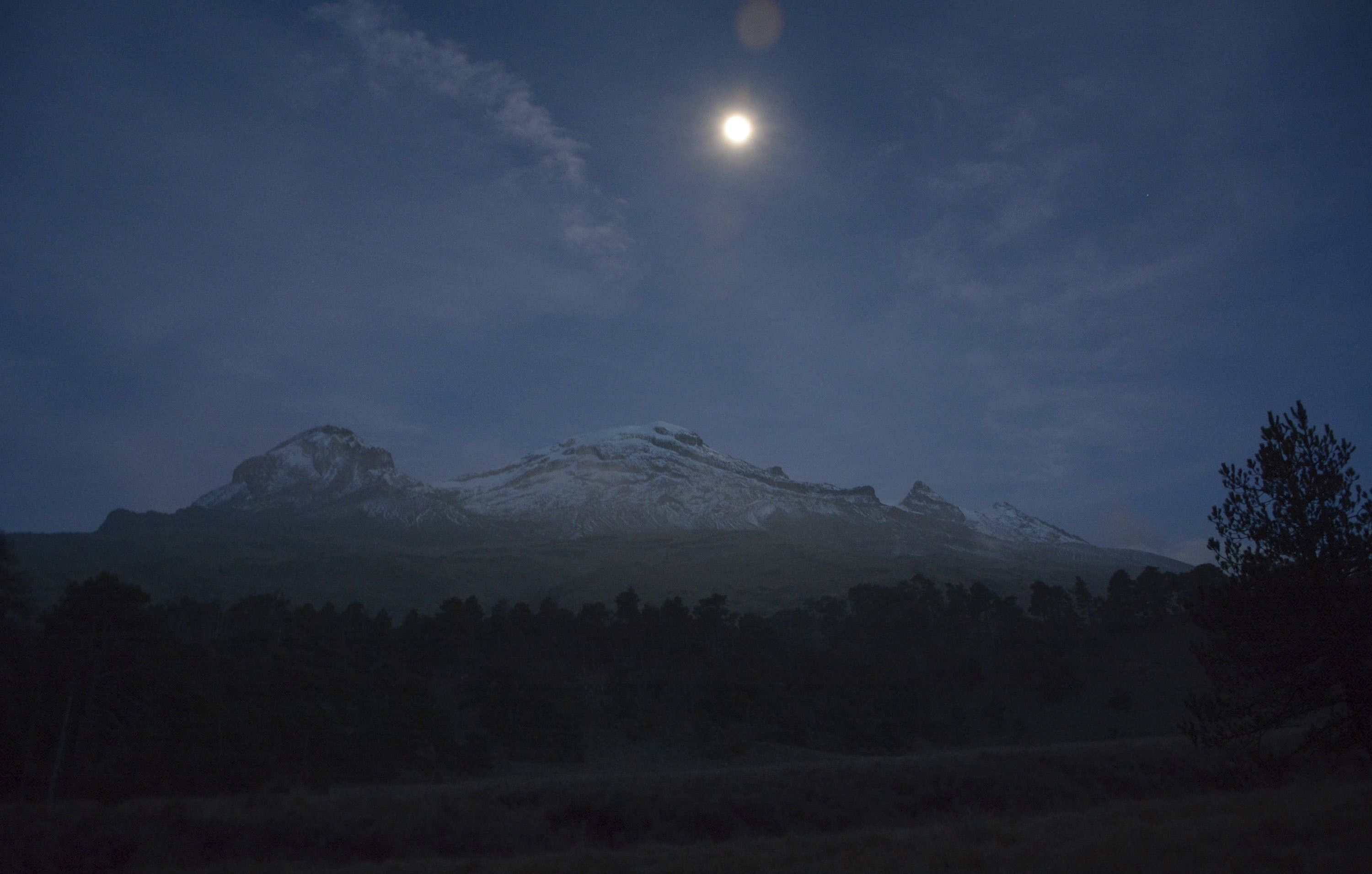 El volcán Iztaccíhuatl es considerado uno de los volcanes activos del centro de México, sin embargo no registraría erupciones espontáneas debido al tiempo que lleva sin actividad (Isaac Gomez/INAH via AP)
