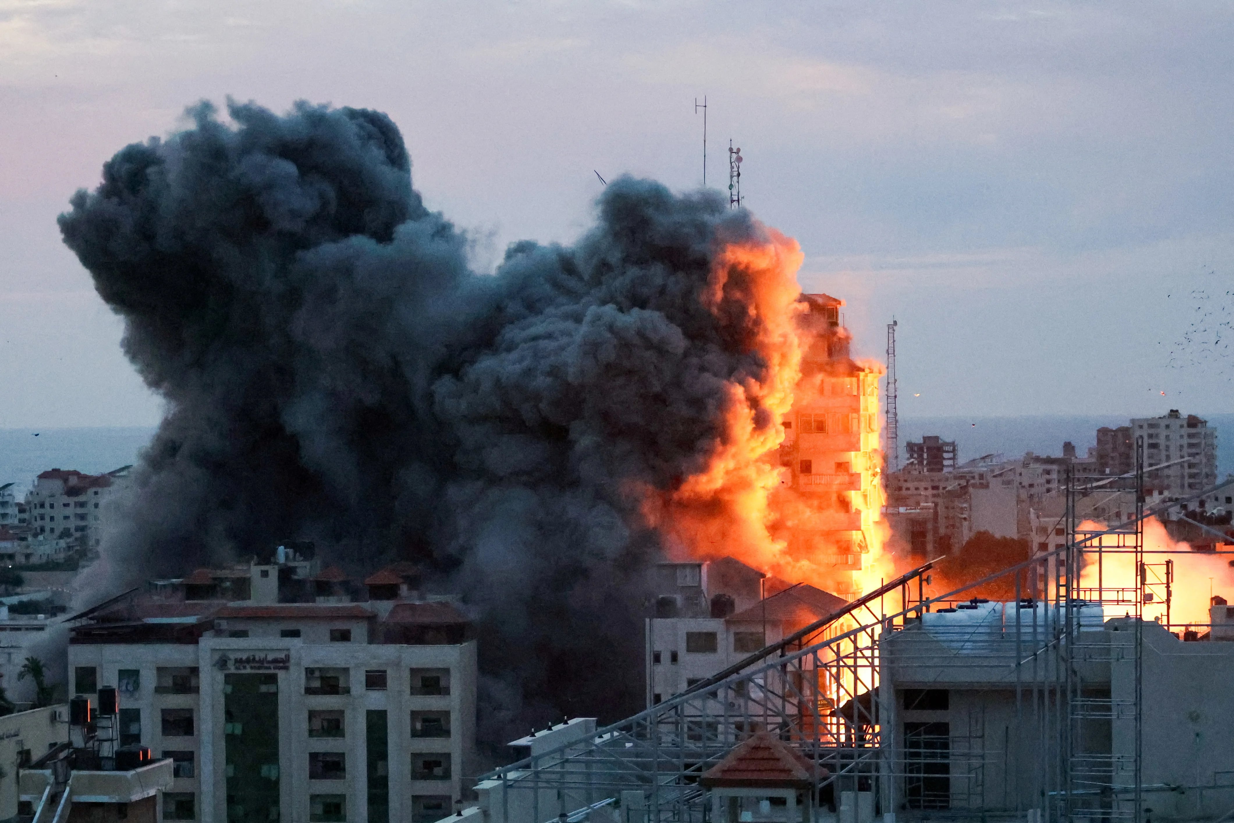 Smoke and flames billow after Israeli forces struck a high-rise tower in Gaza City, October 7, 2023. REUTERS/Ahmed Zakot