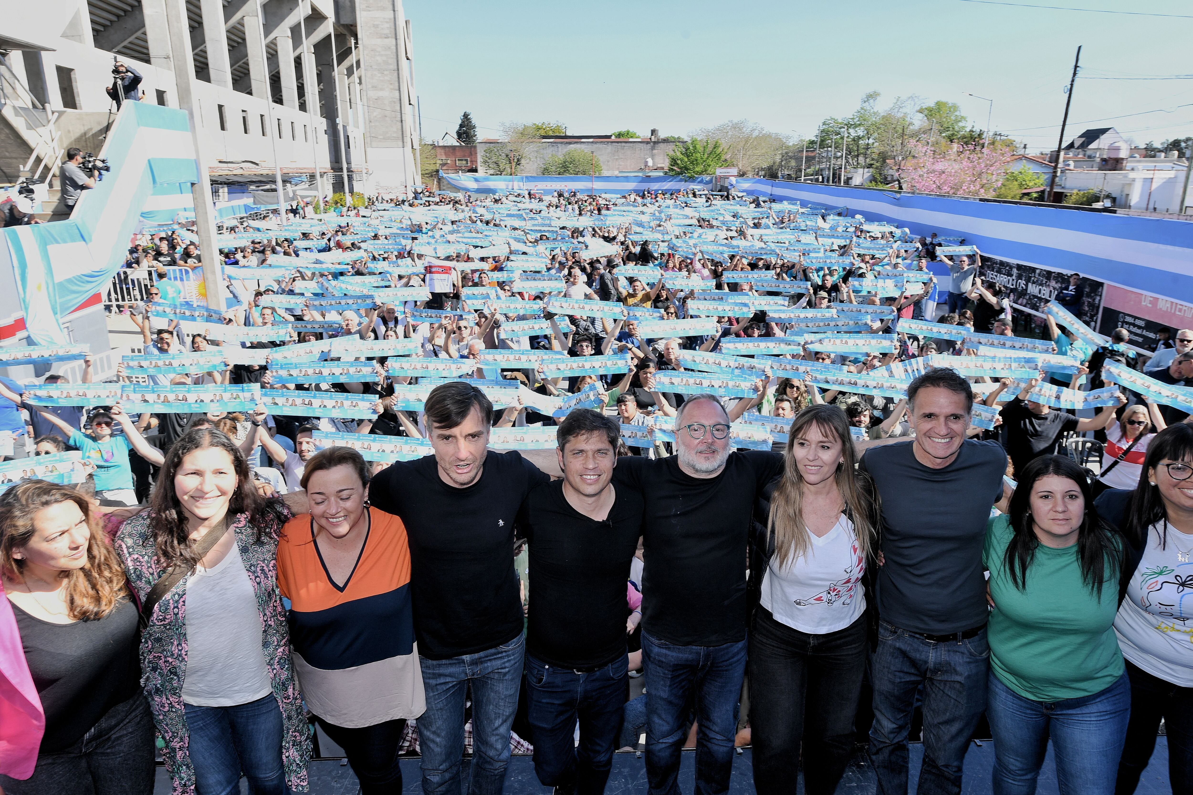 Kicillof en Morón junto al candidato a intendente, Lucas Ghi, y distintos dirigentes de UP
