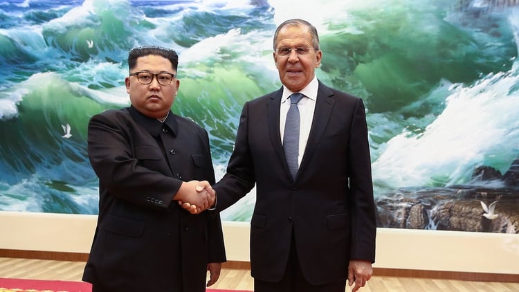 Kim Jong-un se reunión con Serguéi Lavrov en mayo de 2018 (AFP)