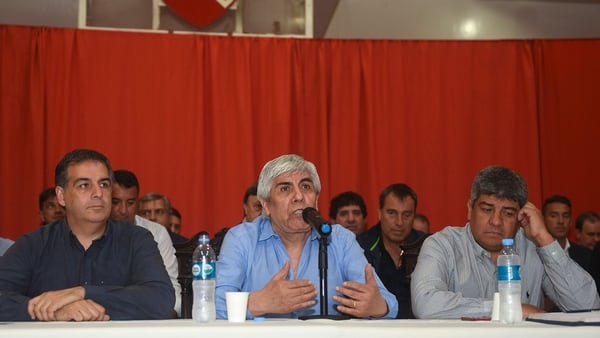Hugo y Pablo Moyano en una asamblea del Club Atlético Independiente de Avellaneda (NA)