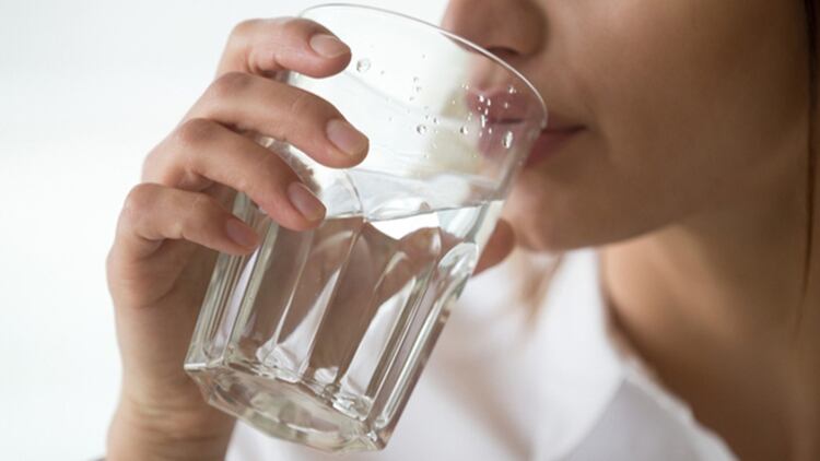 Una buena hidratación no sólo influye en el cuerpo sino también en la mente.