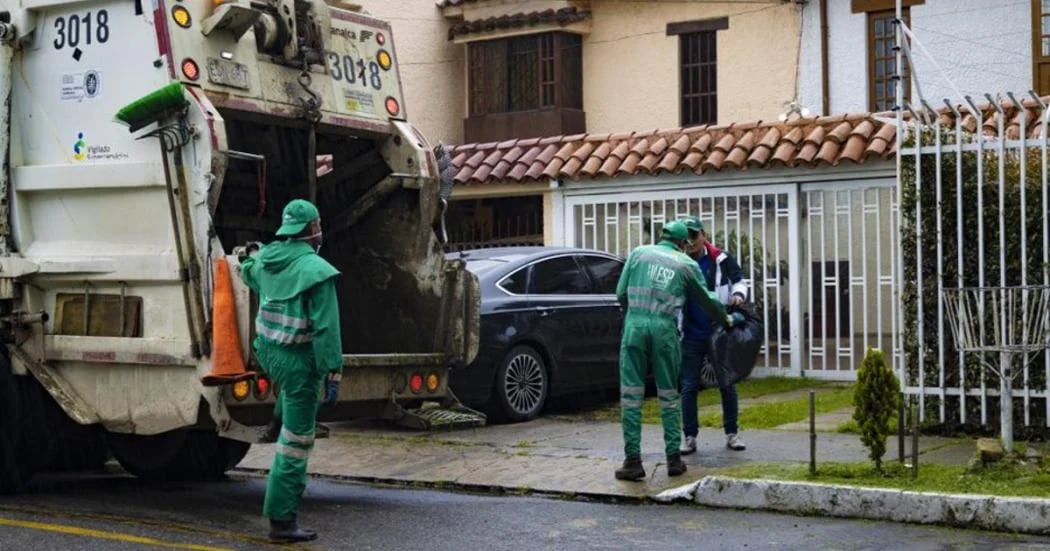 Pilas ciudadanos: esta es la multa por arrojar basura en el espacio público de Bogotá 