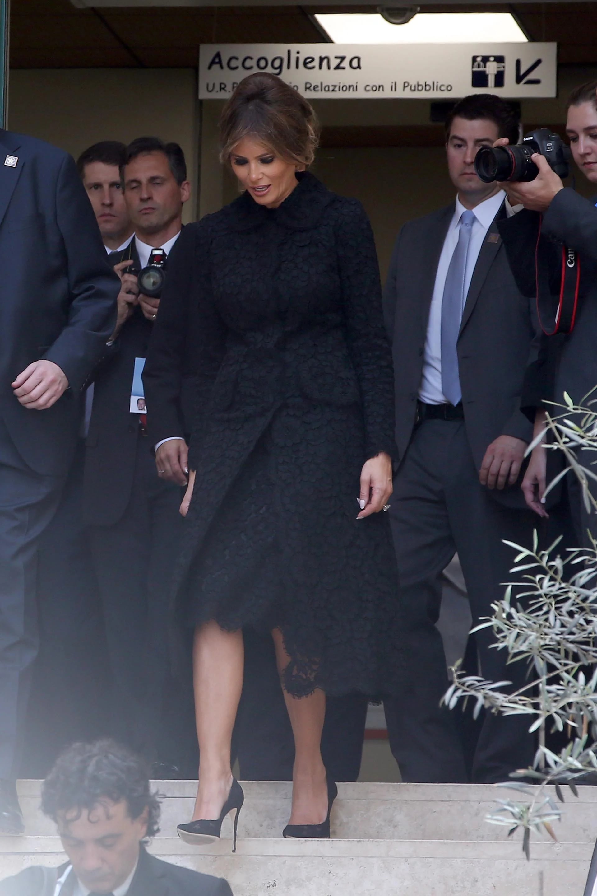 Melania arribó al hospital en medio de un fuerte operativo de seguridad y estuvo rodeada de la prensa internacional, que registró su visita paso a paso