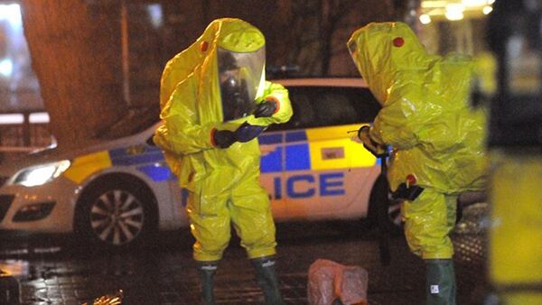 Policías británicos analizan muestras en la escena del crimen