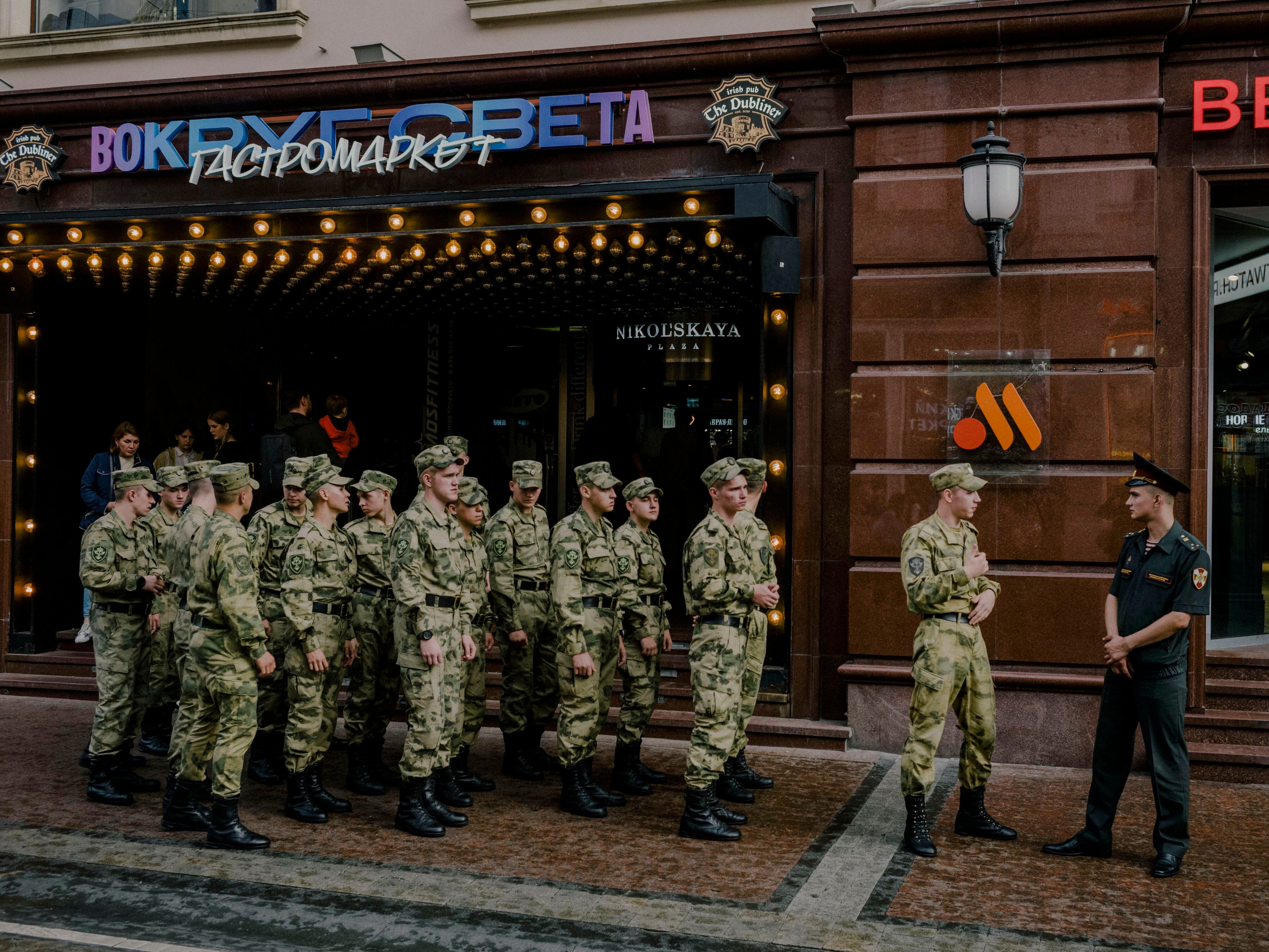 Un grupo de soldados en el centro de Moscú (Nanna Heitmann/The New York Times)