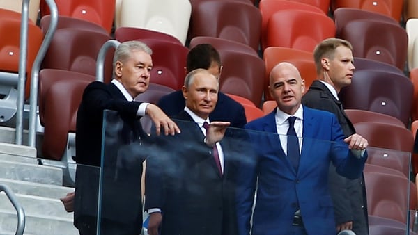 Infantino, presidente de la FIFA, recorrió el estadio Luzhniki  en septiembre pasado /Getty Images)