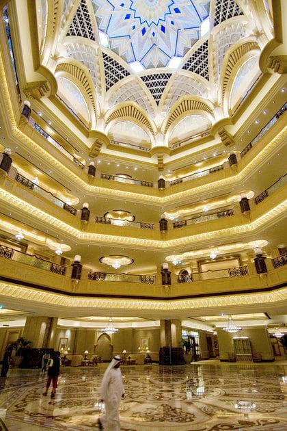 Una vista del lobby del Emirates Palace Hotel en Abu Dhabi, donde estaría alojado el rey emérito Juan Carlos de Borbón (Bloomberg News)