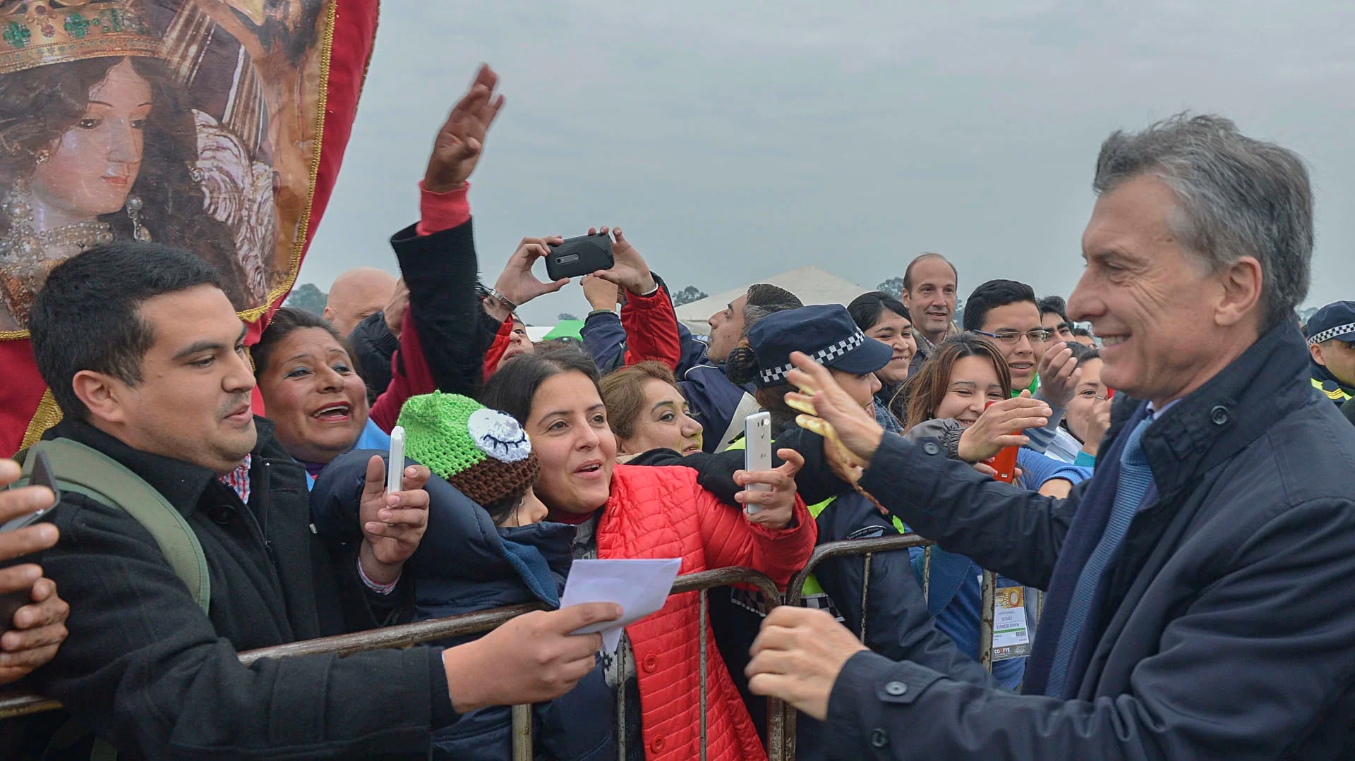 Macri saluda a la gente en Tucumán. (NA)