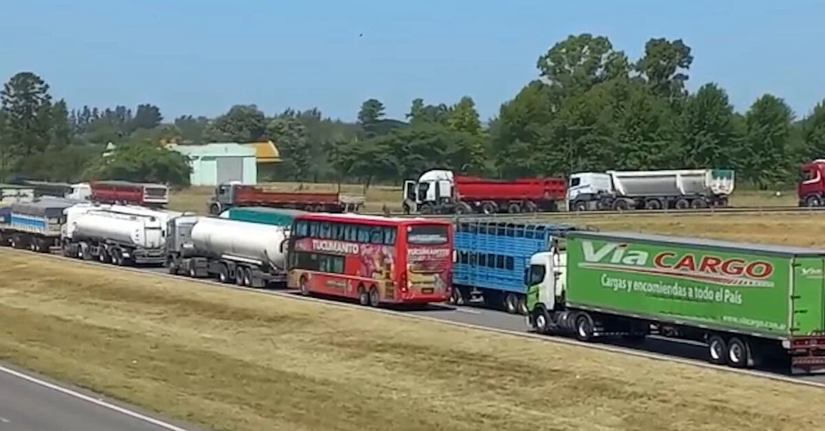The cutting of the route of carriers generates delays and long lines of trucks on the Buenos Aires-Rosario highway