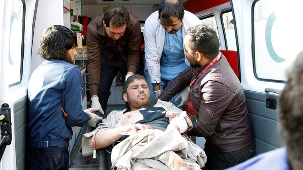 Un hombre es trasladado al hospital tras la explosión en el centro de Kabul (Reuters)