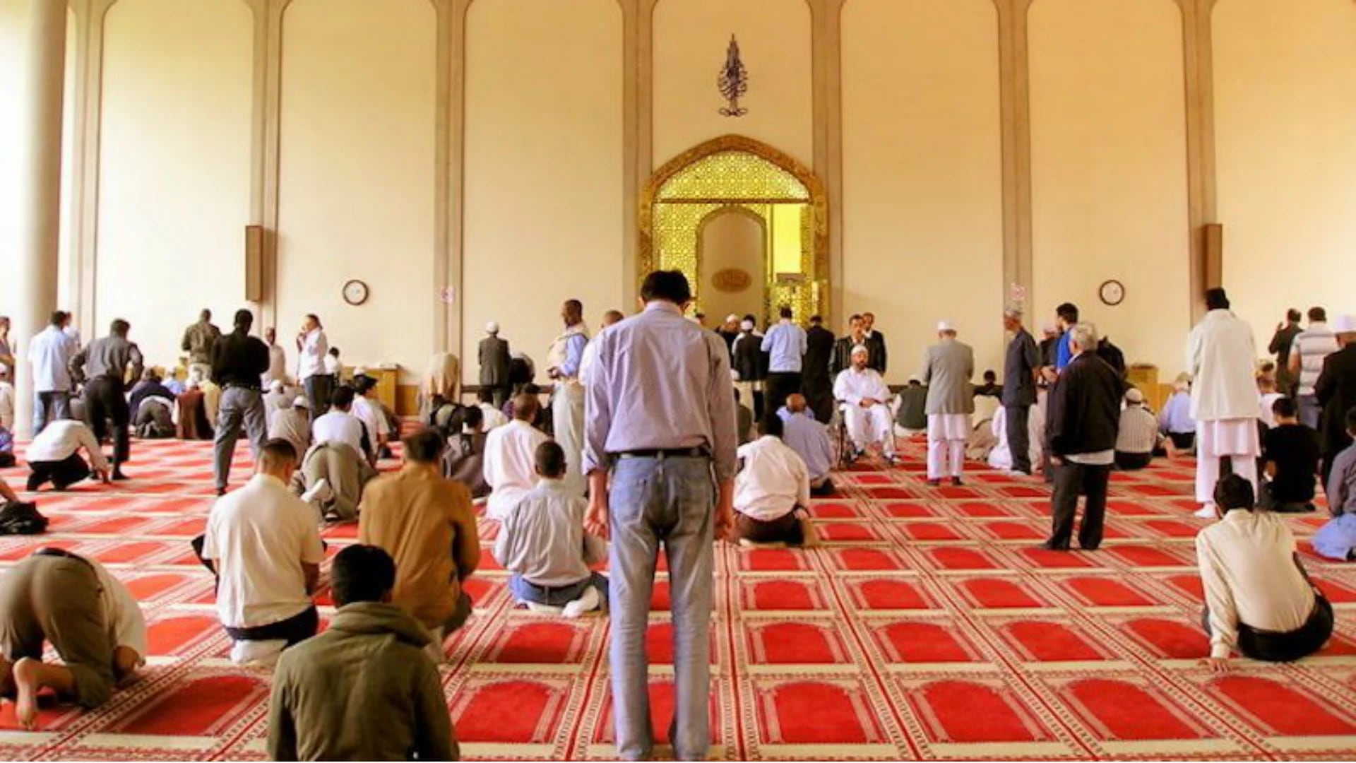 Un grupo de musulmanes orando en una mezquita en Londres (Consejo Británico de Musulmanes)