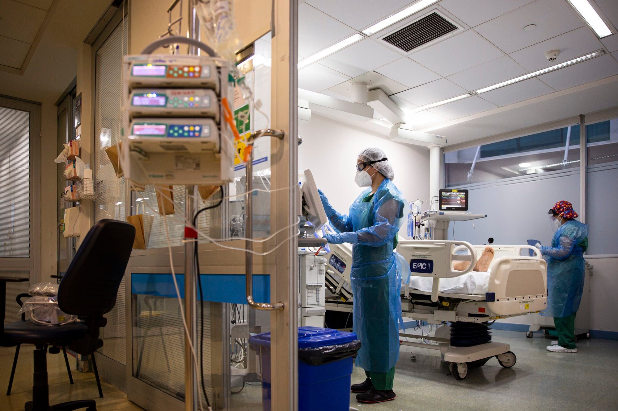 Sanitarios atienden a un paciente COVID-19 en un hospital (KARINA FUENZALIDA)
