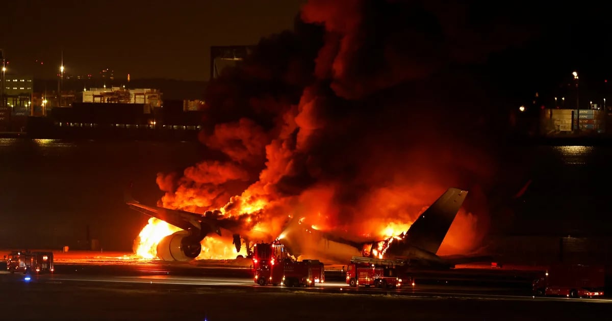 Un aereo della Japan Airlines si scontra con un aereo militare e prende fuoco a Tokyo: cinque morti