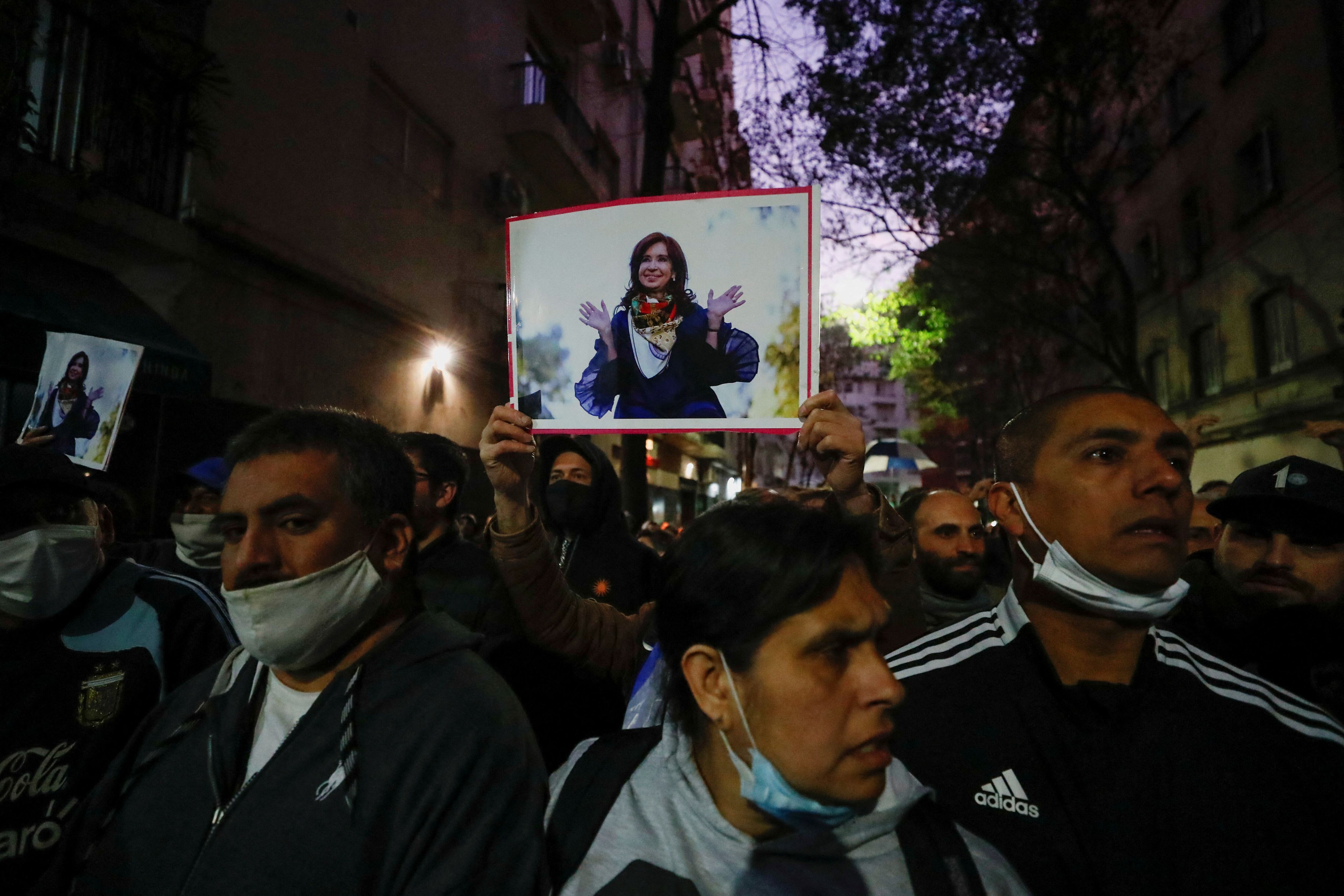 Un militante levanta una foto de Cristina durante la marcha convocada por el kirchnerismo para apoyar a la vicepresidente frente la acusación por corrupción pública del fiscal Luciani