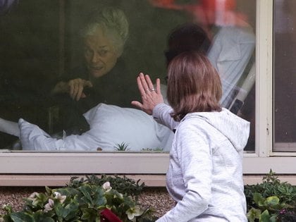 Una mujer visita a su madre en un hogar para ancianos de Seattle (REUTERS/Jason Redmond/archivo)