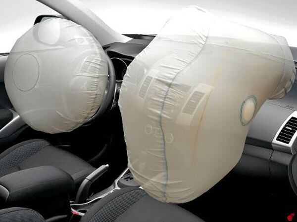 Los airbag son un complemento del cinturón. Si el pasajero no está sujetado, las bolsas de aire pueden lesionar seriamente al ocupante del asiento delantero del acompañante