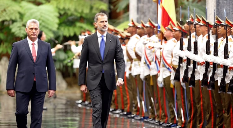 El Rey Felipe VI junto al presidente cubano, Miguel Díaz-Canel en noviembre de 2019. Foto: Ernesto Mastrascusa/Pool via REUTERS