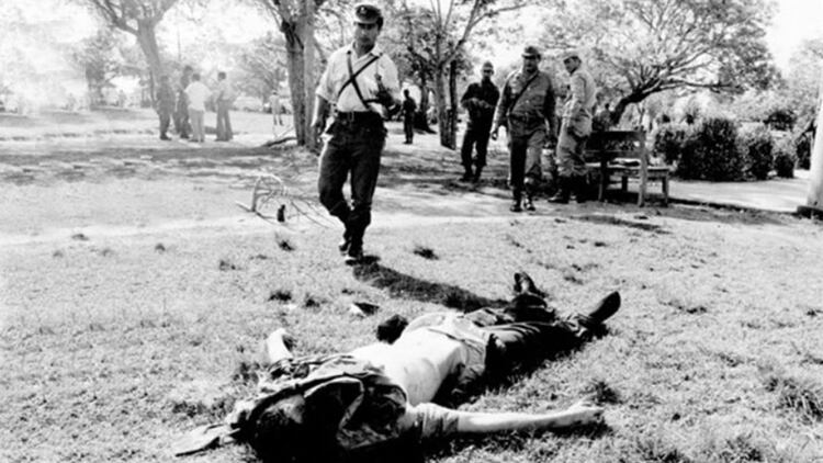 Hermindo Luna fue asesinado por el grupo de guerrilleros el 5 de octubre de 1975, cuando no se rindió y los enfrentó al grito de 