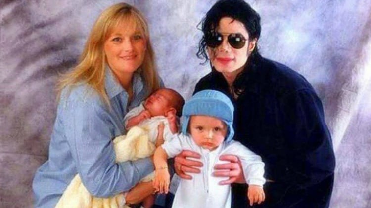 Michael Jackson y Debbie Rowe con Prince y Paris recién nacida