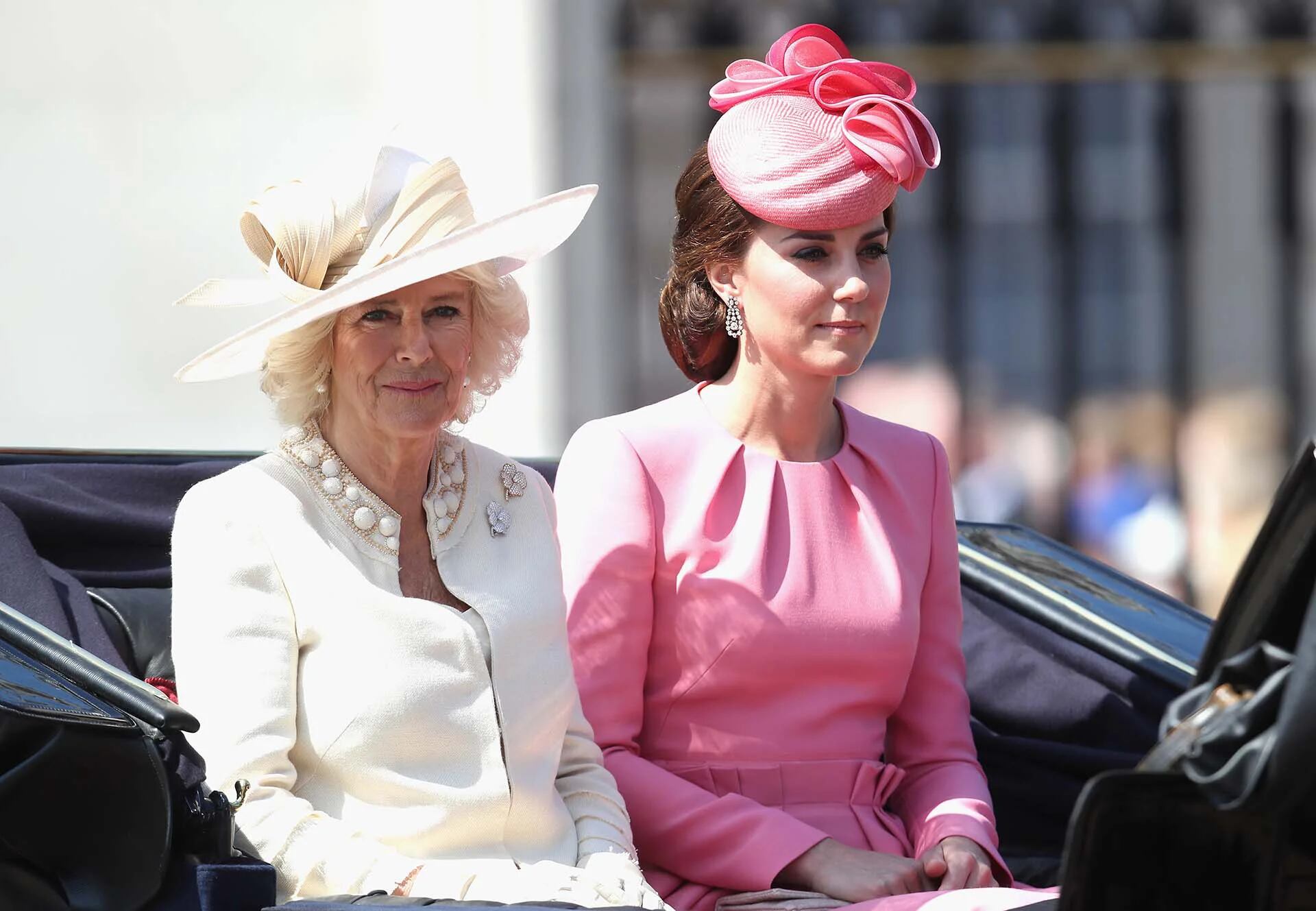 La esposa del príncipe Carlos eligió un traje claro con piedras en el cuello y un gran sombrero de lado