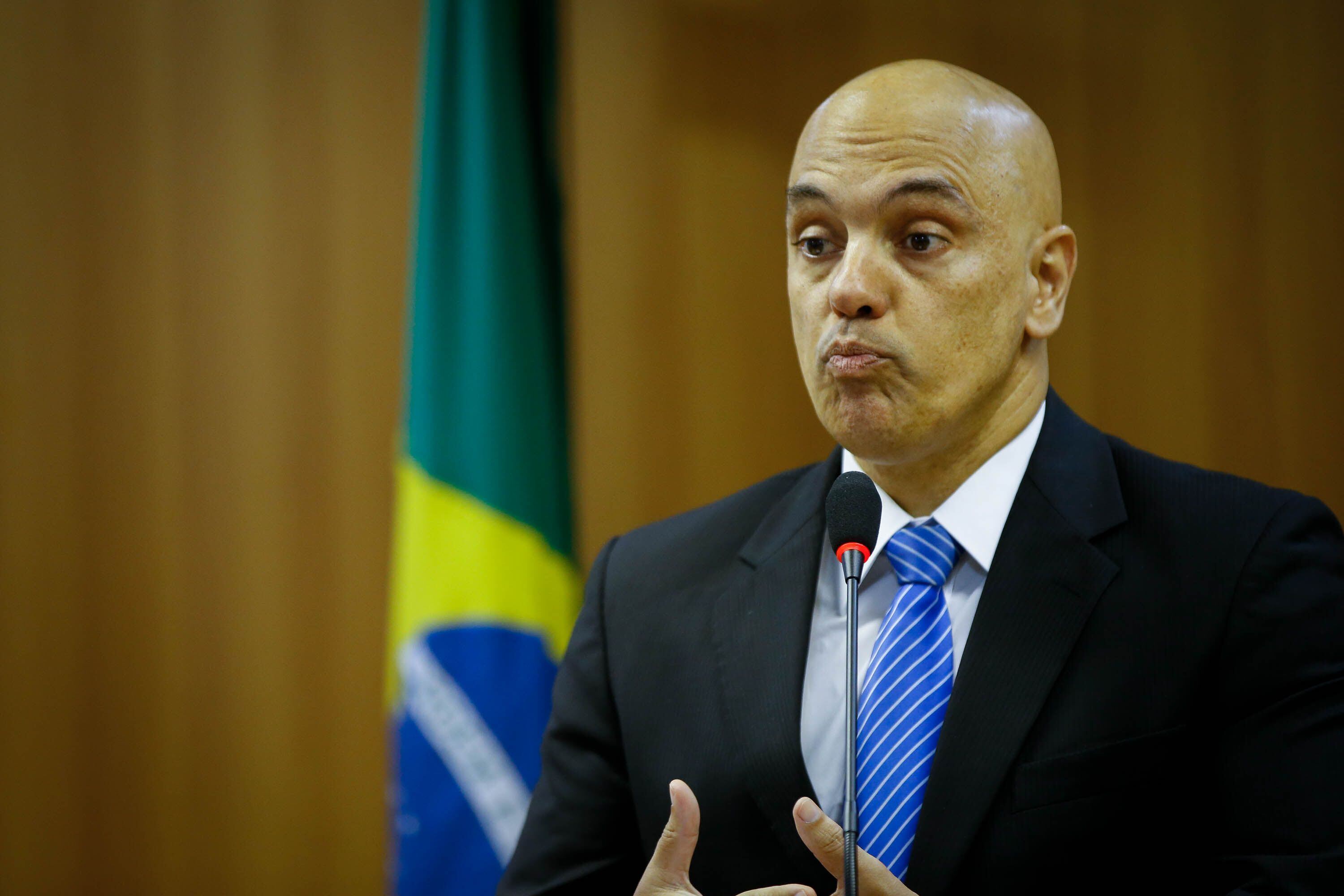 El magistrado Alexandre de Moraes consideró en su decisión que la prohibición de viajar fuera del país impuesta contra el ex presidente, investigado por participar en una supuesta trama golpista, continúa siendo “adecuada y necesaria”. (EFE/Fernando Bizerra Jr)
