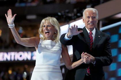 Joe Biden junto a su actual esposa, Jill