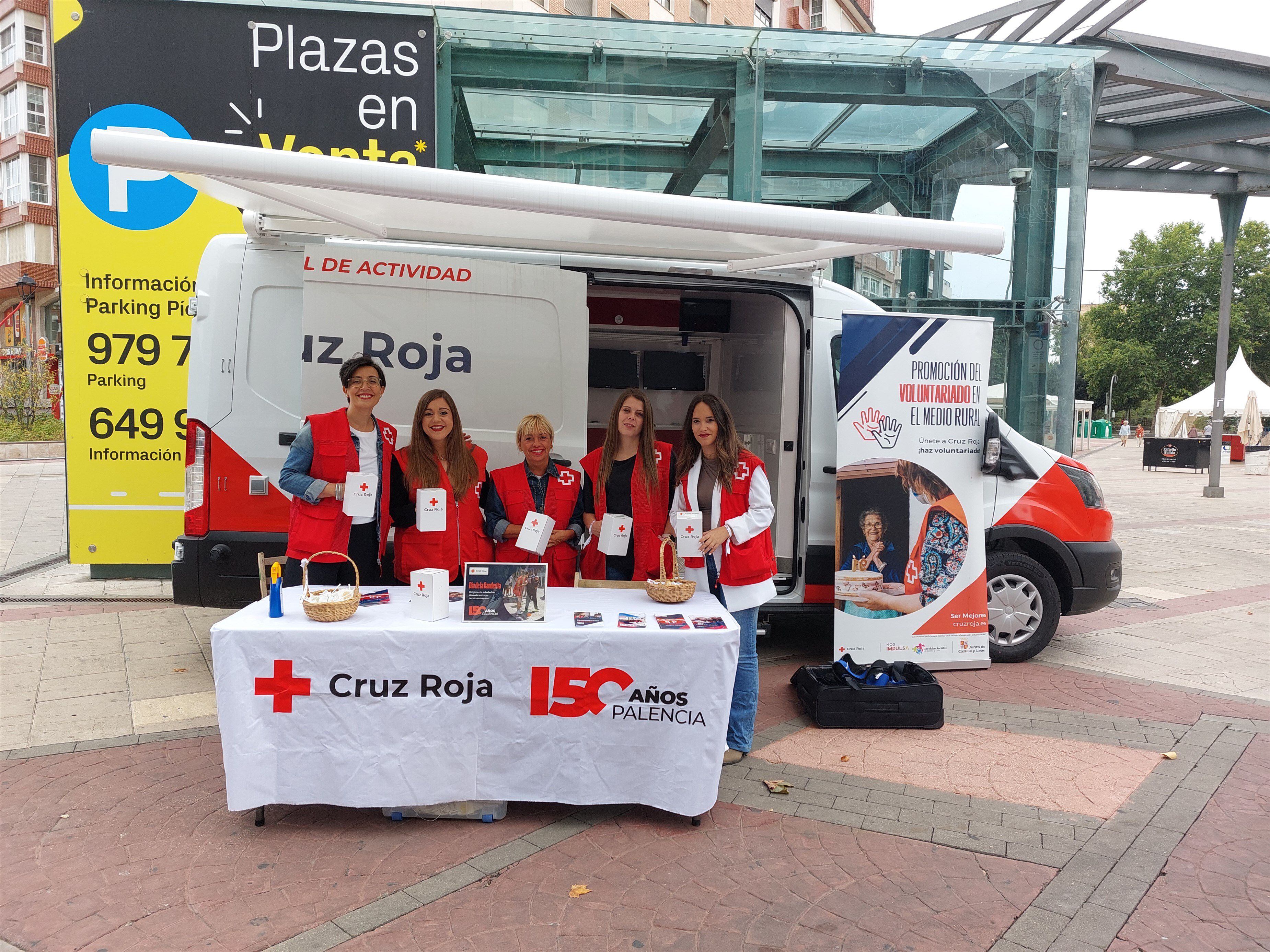 Voluntarios de la Cruz Roja en España, en plena acción comunitaria (CRUZ ROJA)
