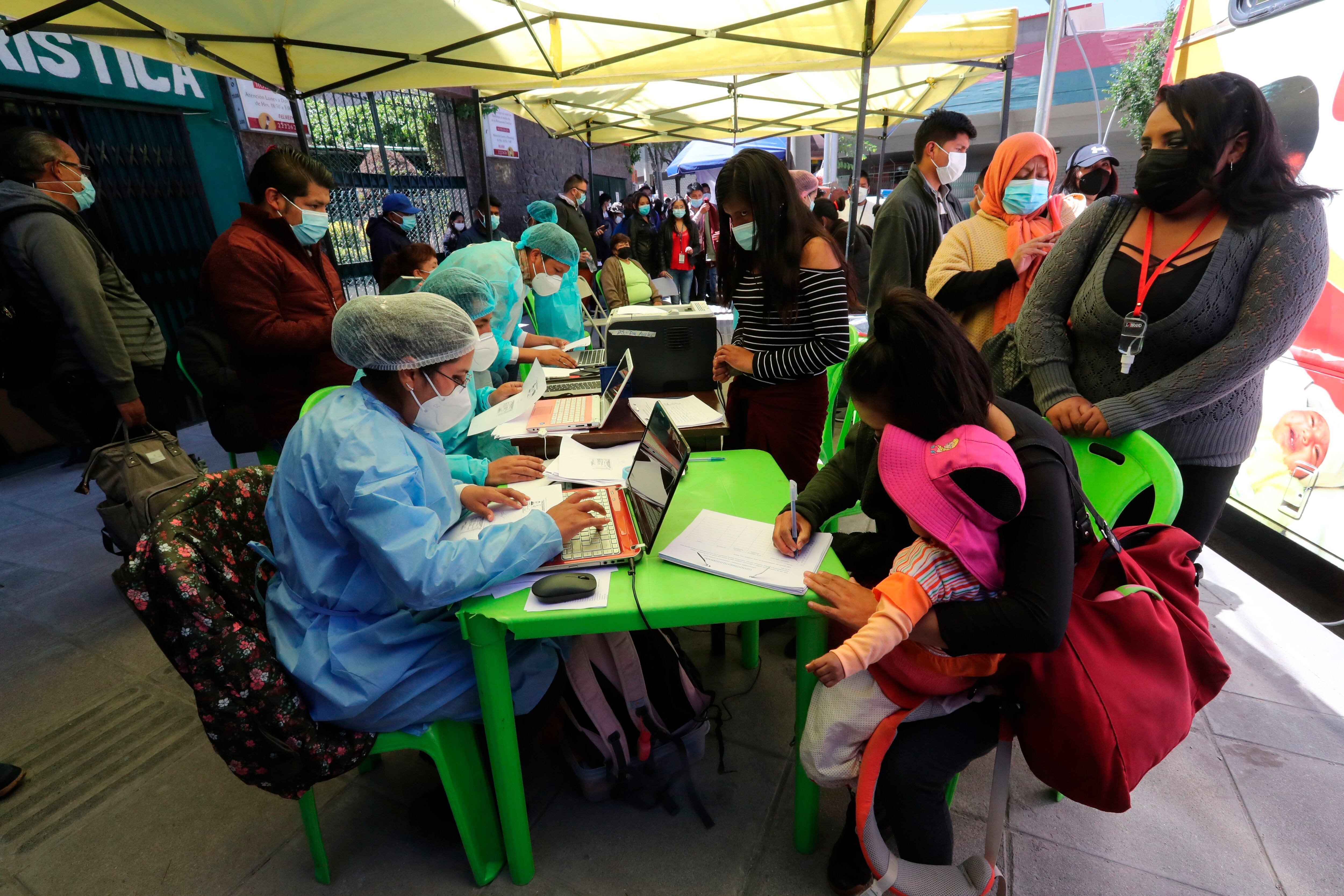 Funcionarios de salud toman datos a ciudadanos antes de recibir la vacuna contra el COVID-19 en La Paz (EFE/Martín Alipaz/Archivo)