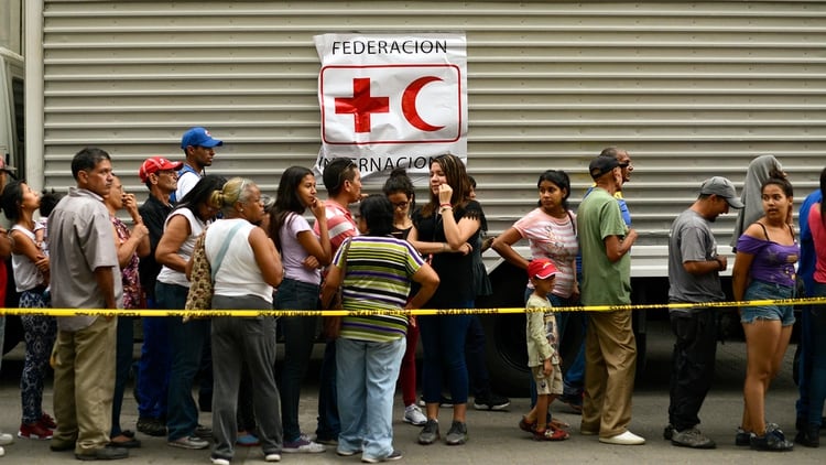 Maduro saludó las donaciones, que dijo llegaron “junto” a su Gobierno (AFP)