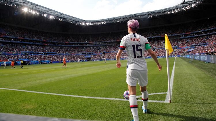 Rapinoe hace un saque de esquina frente a un estadio lleno en el Mundial. Foto: Reuters