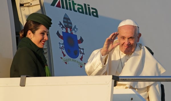 El papa Francisco antes de subir al avión (REUTERS)