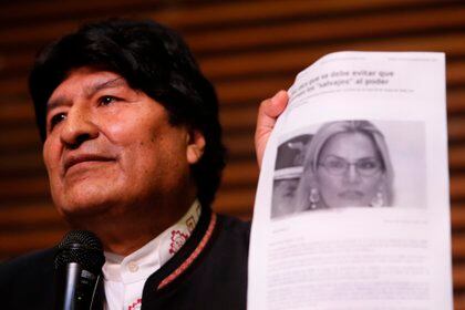 En la imagen, el expresidente de Bolivia, Evo Morales, habla durante una rueda de prensa y muestra un artículo en el que se hace referencia a Jeanine Áñez (EFE)
