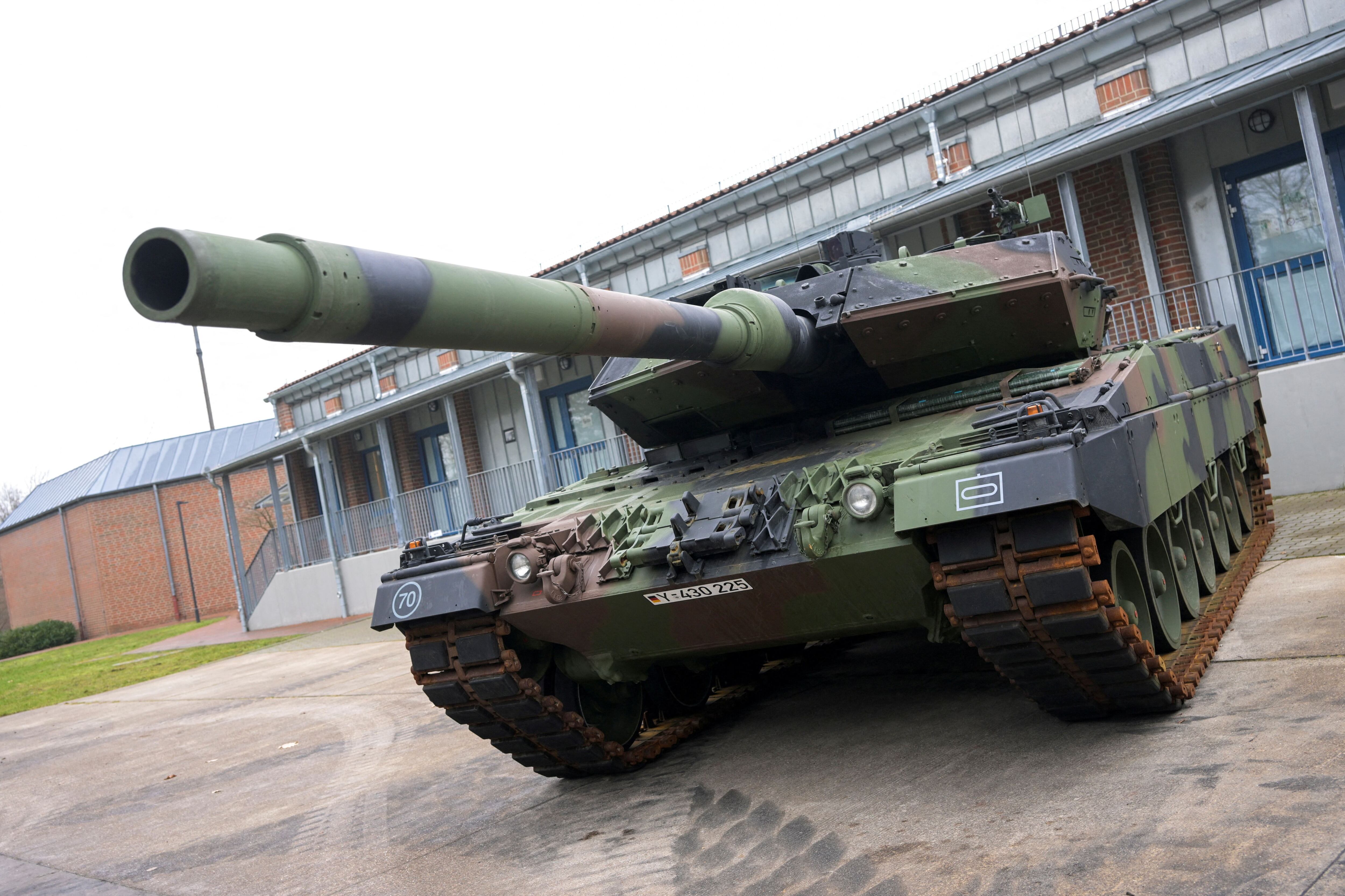 Un tanque Leopard 2 en la base Bundeswehr del ejército alemán en Munster, Alemania, en febrero de 2023 (REUTERS/Fabian Bimmer)
