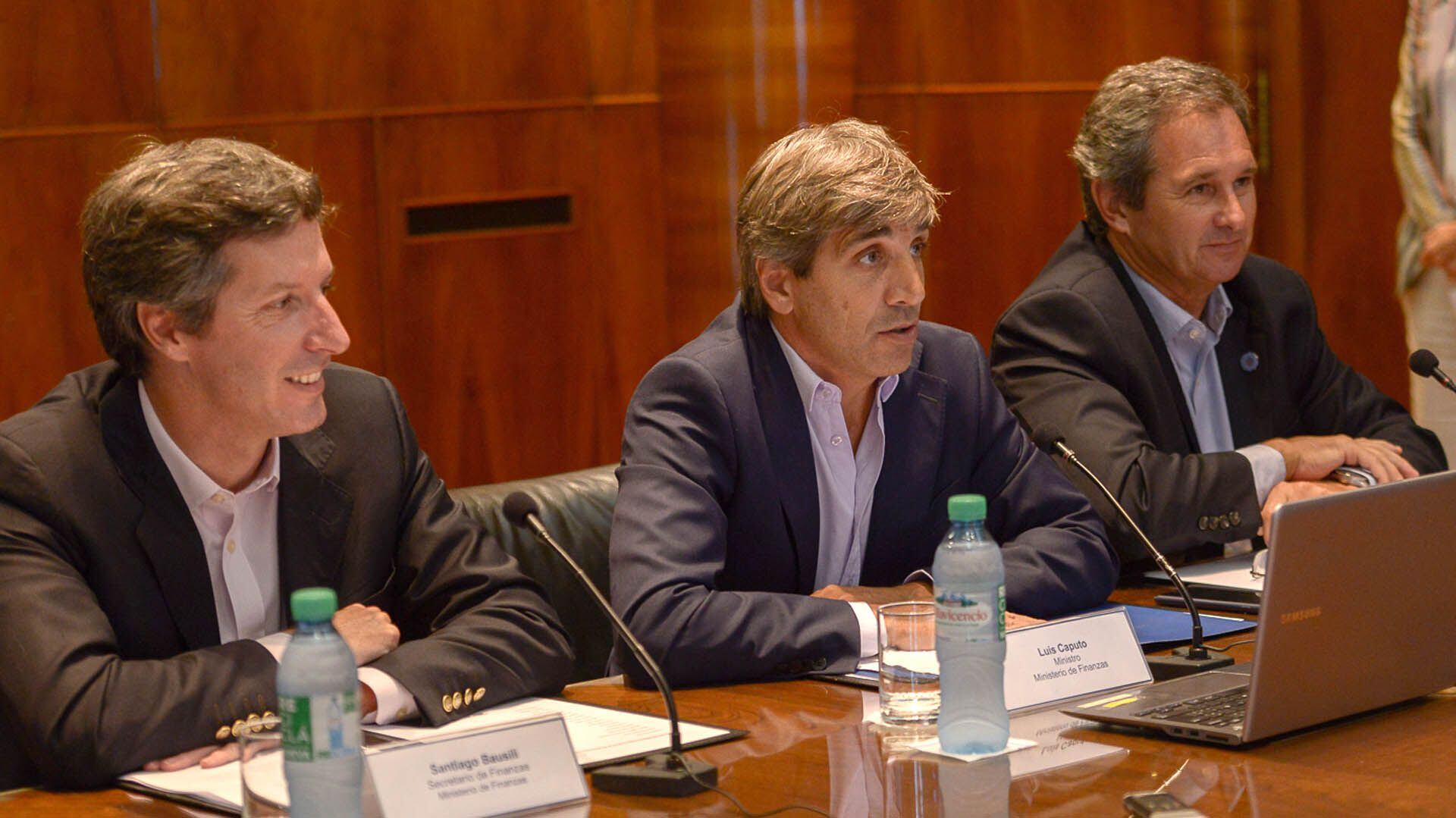 Luis Caputo, durante el gobierno de Macri, flanqueado por Santiago Bausili, ahora presidente del Banco Central, y Pablo Quirno, secretario de Finanzas. Según Fernández, la independencia del BCRA no es creíble, porque Bausili fue socio de Caputo en la consultora Anker