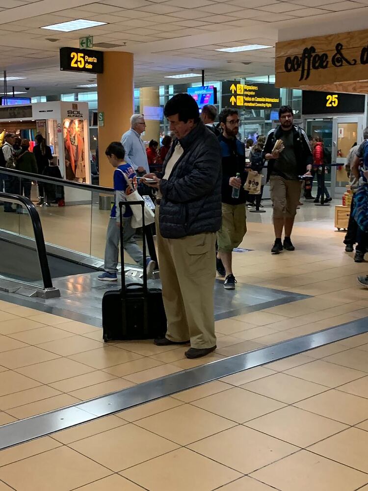 Duran Barba, en el Aeropuerto de Lima, antes de regresar hoy a Buenos Aires