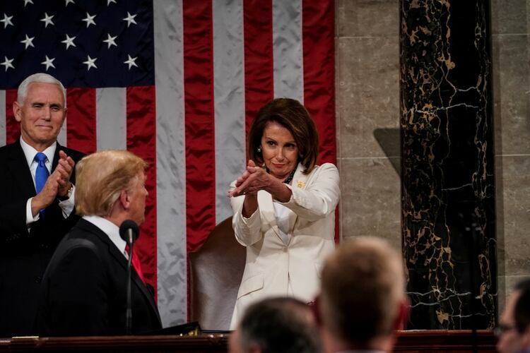 Nancy Pelosi aplaude a Donald Trump en un tramo del discurso sobre el Estado de la Unión, el 5 de febrero de 2019 (Doug Mills/Pool vía REUTERS)