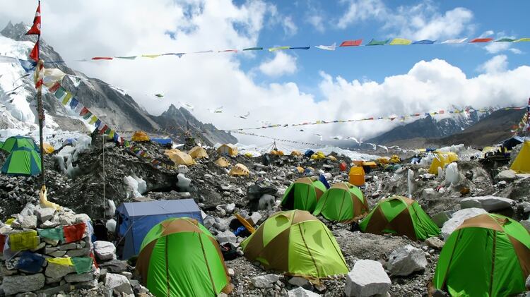 Nepal otorga unos permisos, que cuestan 11.000 dólares, para escalar la cumbre de 8.848 metros (Istock)