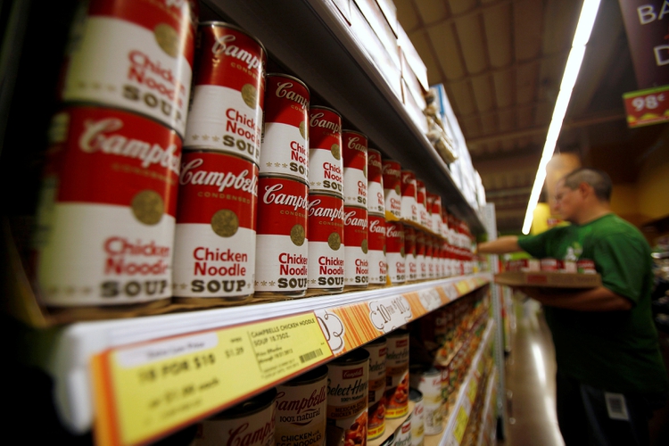 Un trabajador acomoda alimentos en un supermercado de California (Reuters)
