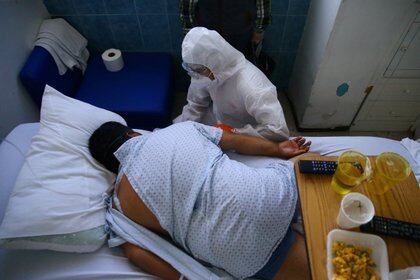 Omar, de 46 años, es un paciente de coronavirus de la Cruz Roja mexicana en la Ciudad de México Foto: (REUTERS/Edgard Garrido)