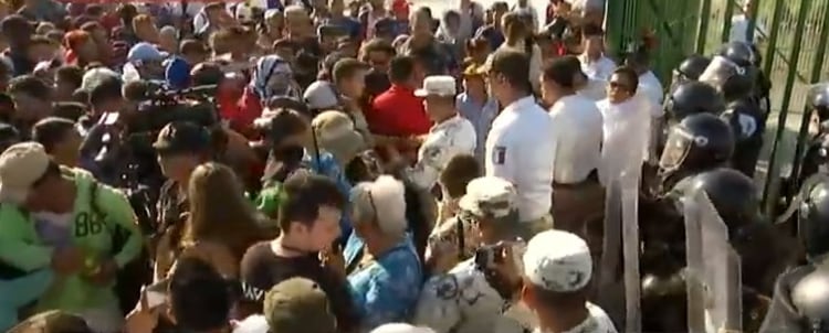 Instantes antes de que los integrantes de la caravana migrante intentaran ingresar a la fuerza Foto: (Impresión de pantalla Mileniotv)