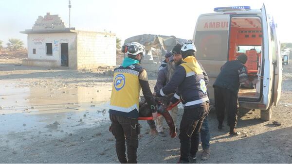 Un víctima del bombardeo en Saraqeb es trasladada (Syryi Civil Defense)
