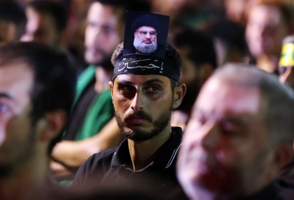 La imagen de Nasrallah es portada por sus seguidores (Reuters)