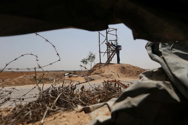 Un palestino revisa los daÃ±os sobre una torre de observaciÃ³n del grupo Yihad IslÃ¡mica, en el sur de Gaza (Reuters)