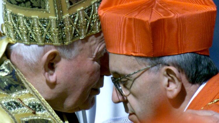 Juan Pablo II y el cardenal Jorge Bergoglio, futuro papa Francisco