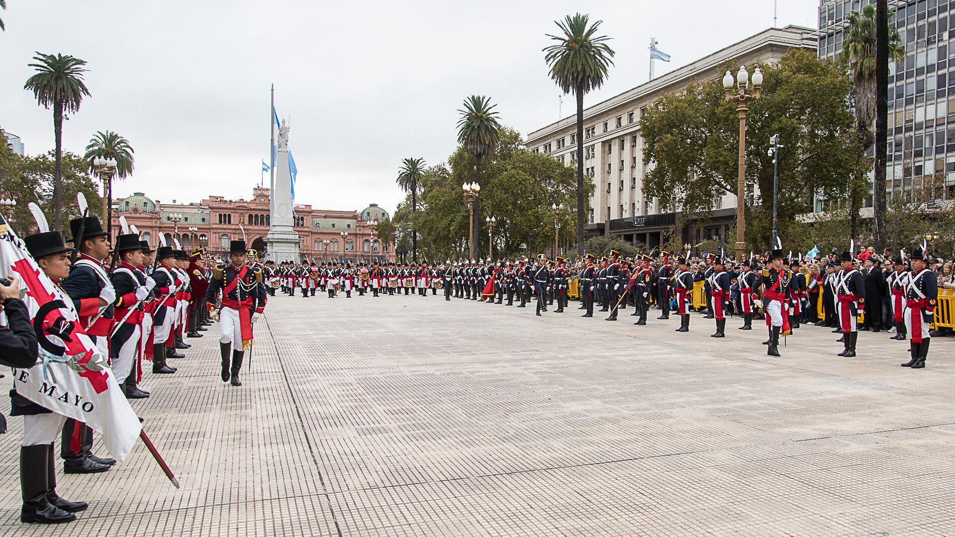 Historico cambio de guardia en Plaza de Mayo. Granaderos, Patricios e Iriarte