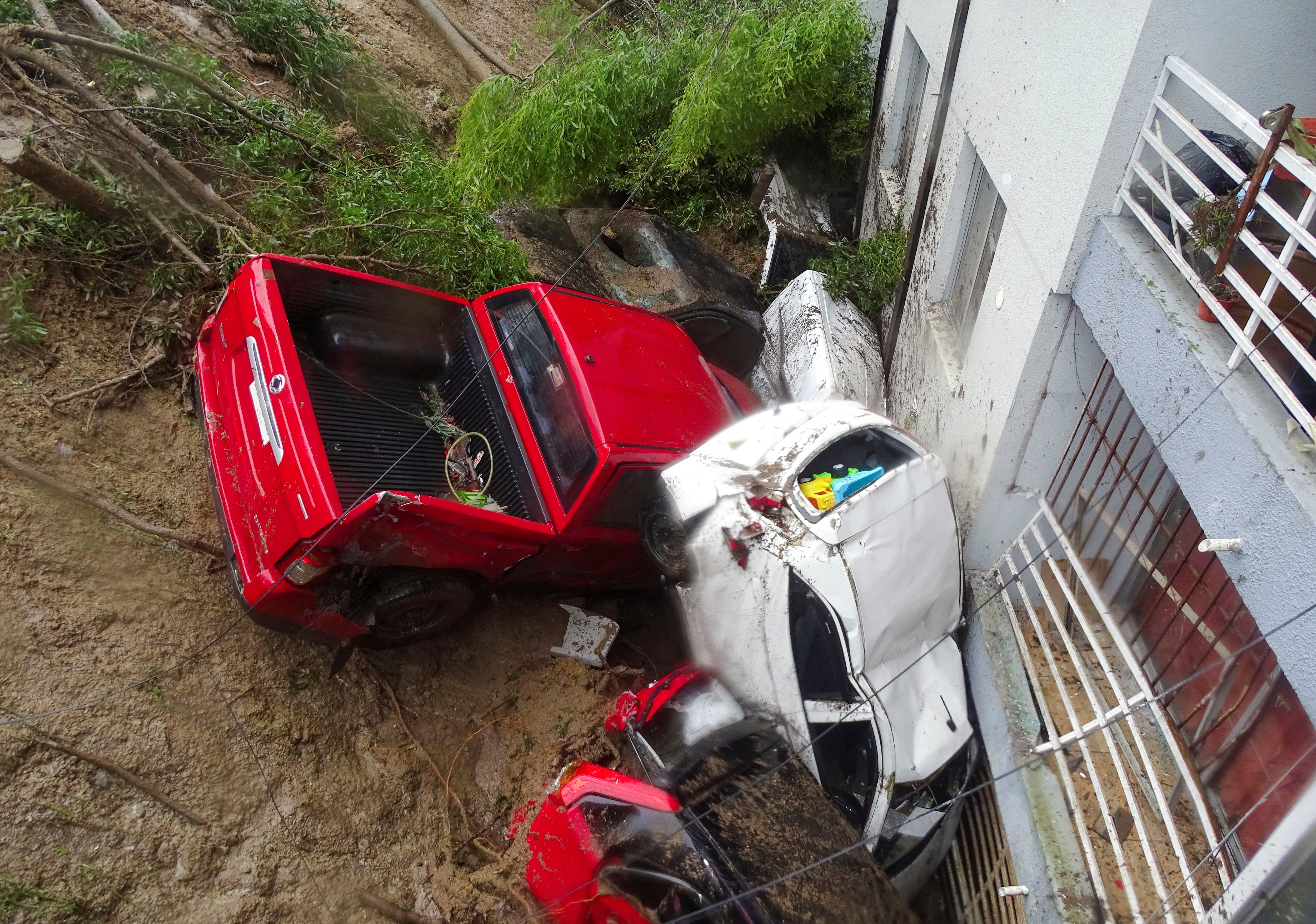 Tres coches quedaron destruidos tras un deslizamiento de tierra como consecuencia de las fuertes lluvias en Constitución, Chile (REUTERS/Sebastian Martinez)