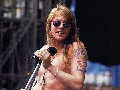 Axl Rose en la época que vino a la Argentina por primera vez. Para calmar las aguas, hizo algo casi inédito: brindó una conferencia de prensa 164