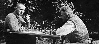 Bertolt Brecht y Walter Benjamin jugando al ajedrez, Dinamarca, 1934