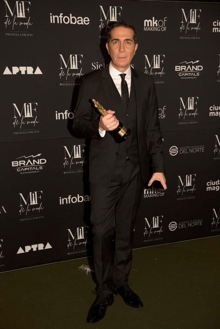 Rodolfo Barili al recibir el premio de APTRA como mejor look en conducción masculina de noticiero (Adrián Escandar)